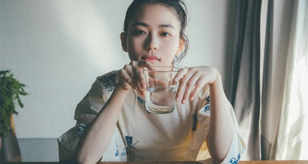 5 thoi quen uong nuoc de gay lao hoa hon ca thuc khuya