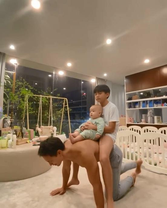 Ngam doi chan dai cuc pham cua con trai Ho Ngoc Ha-Hinh-2