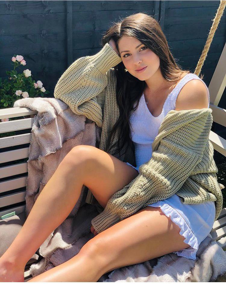 Carla Humphrey sinh ngày 15/12/1996, là một tiền vệ giàu kinh nghiệm của bóng đá nữ Anh quốc. Cô nàng không chỉ gây ấn tượng nhờ tài năng mà còn sở hữu gương mặt lẫn thân hình thu hút.