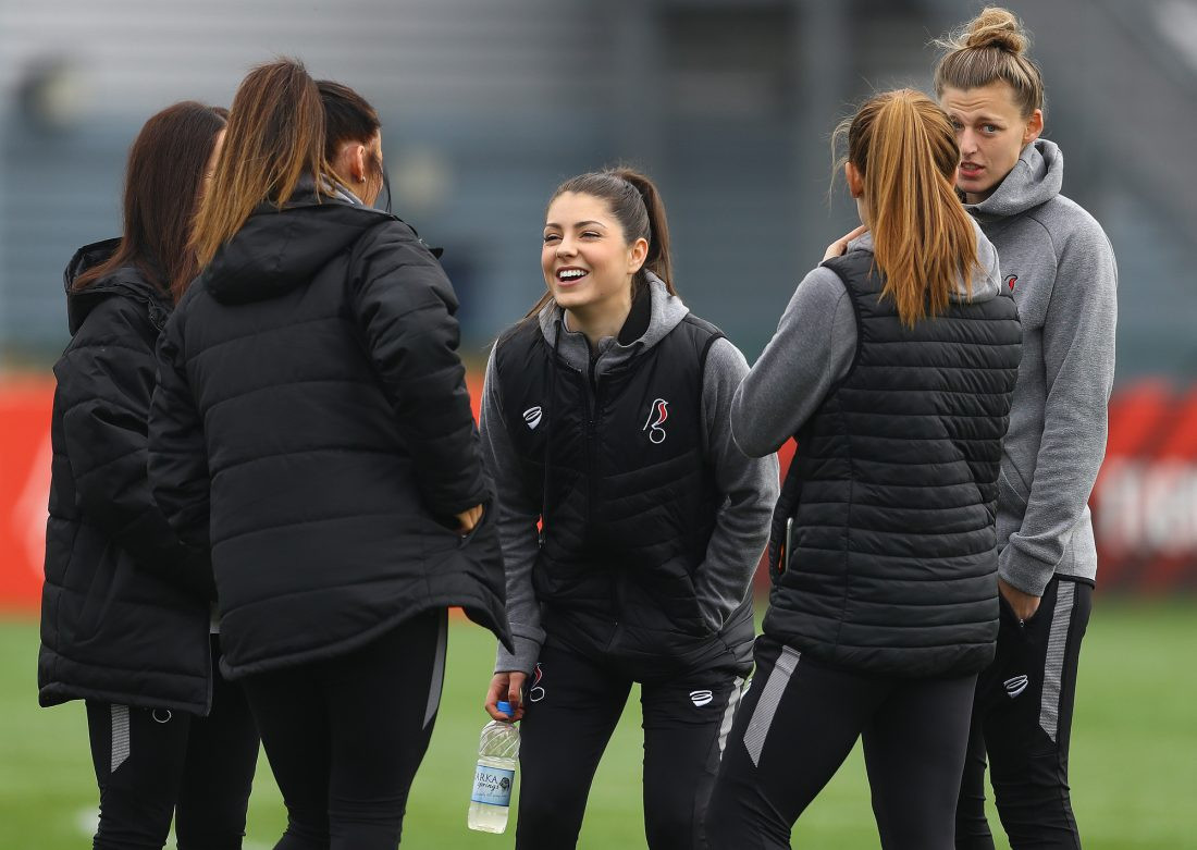 Cô nàng tự khẳng định: "Tôi là một tiền vệ sáng tạo. Tôi thích tiến lên phía trước, liên kết với đồng đội xung quanh và tạo ra cơ hội. Đó là điều tôi muốn mang lại cho đội".