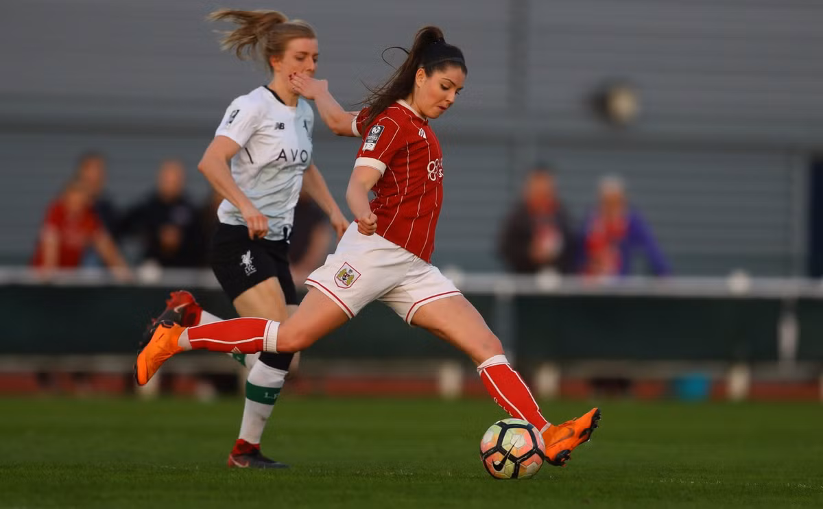 Trước khi khoác áo Liverpool, Humphrey là thành viên chủ chốt của Bristol City. Cô nàng trưởng thành từ lò đào tạo trẻ Arsenal. Humphrey được phát hiện khi mới 9 tuổi.