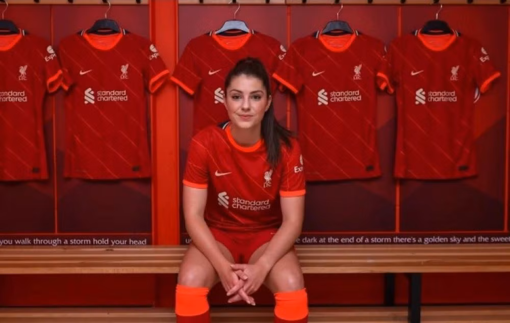 HLV nữ Matt Beard của Liverpool cho hay: “Humphrey là một cầu thủ tài năng, rất giỏi xoay sở trong không gian hẹp. Cô ấy là người có bộ óc bóng đá tuyệt vời".