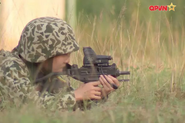 Mui truong Long dich than vao bep nau an cho Hau Hoang-Hinh-4