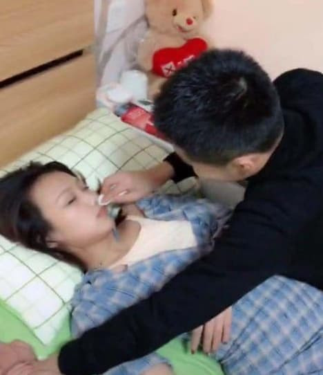 Gai xinh ngu gat khi say ruou duoc ban trai tay trang giup-Hinh-2