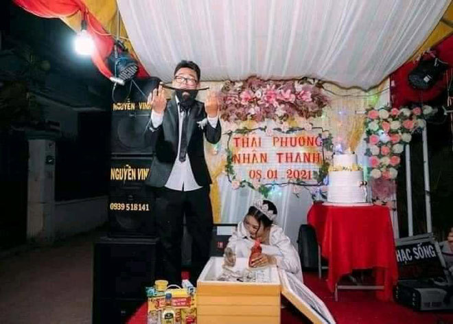 Co dau, chu re nga ngua khi nhin thay qua cuoi cua hoi ban than-Hinh-4