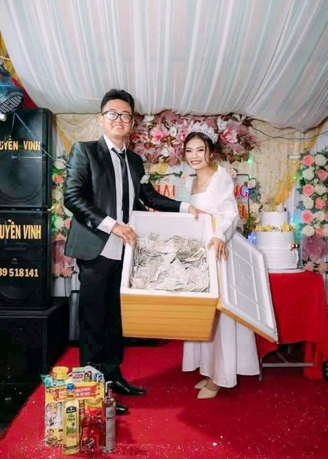 Co dau, chu re nga ngua khi nhin thay qua cuoi cua hoi ban than-Hinh-2