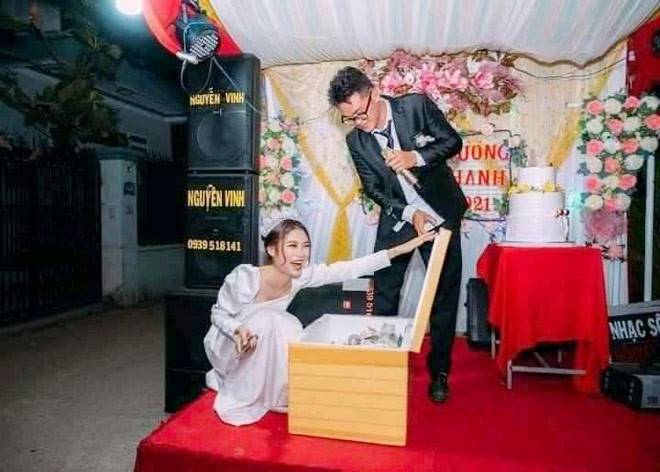 Co dau, chu re nga ngua khi nhin thay qua cuoi cua hoi ban than