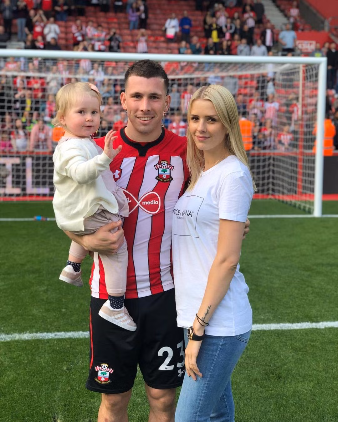 Tiền vệ Pierre-Emile Hojbjerg hẹn hò với người đẹp Josephine Siw Nielsen từ năm 2015. 4 năm sau, họ chính thức về chung nhà bằng một lễ cưới riêng tư. Dù trở nên nổi tiếng sau khi kết hôn với sao Tottenham, Josephine rất kín tiếng về cuộc sống cá nhân.