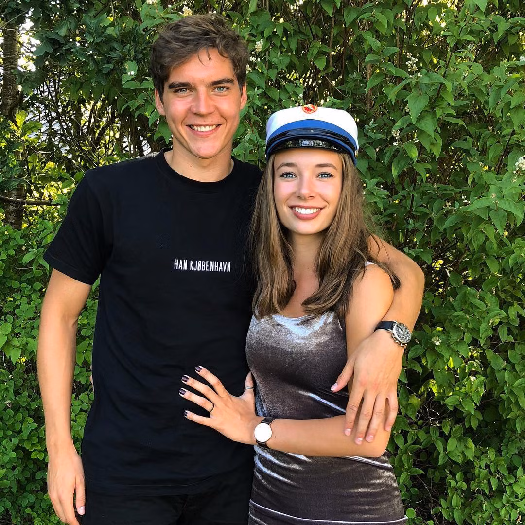 Chân sút trẻ của tuyển Đan Mạch Robert Skov đang hẹn hò với hot girl Josephine Gyldenvang. Đôi trẻ công khai hẹn hò từ năm 2018 và được xem là một trong những cặp cầu thủ - WAGs đẹp đôi nhất của tuyển Đan Mạch tham dự Euro 2020.