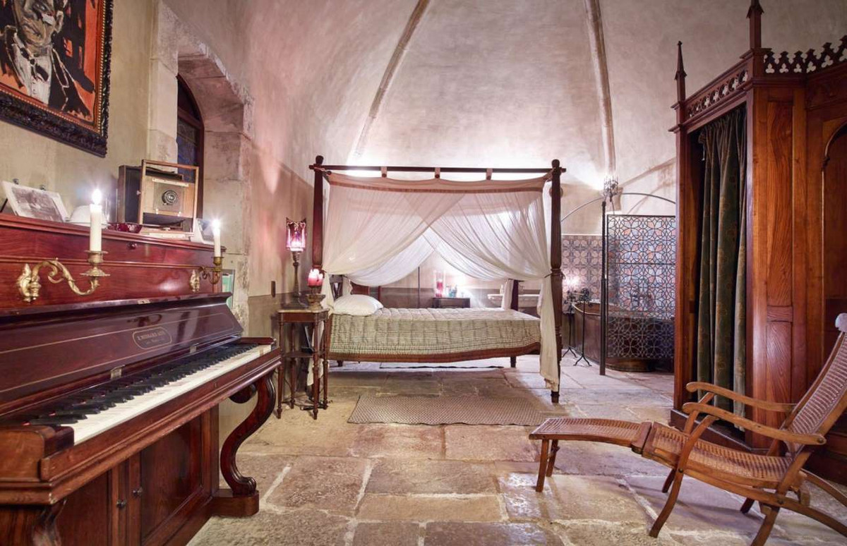 Bất động sản có một căn biệt thự chính và một nhà khách với tổng diện tích gần 1.200 m2 bao gồm 14 phòng ngủ và 15 phòng tắm.