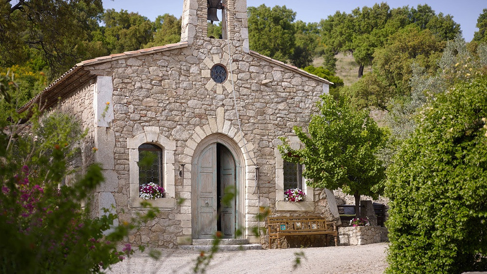 Bên cạnh những ngôi nhà để ở, bất động sản này còn có các tiện nghi khác như nhà thờ, quán ăn, hầm rượu, hồ bơi, và vườn nho.