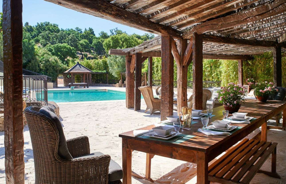 Những ngôi nhà được làm từ gỗ và đá mang đến vẻ đẹp cổ điển, mộc mạc, và cảm giác ấm áp, gần gũi.