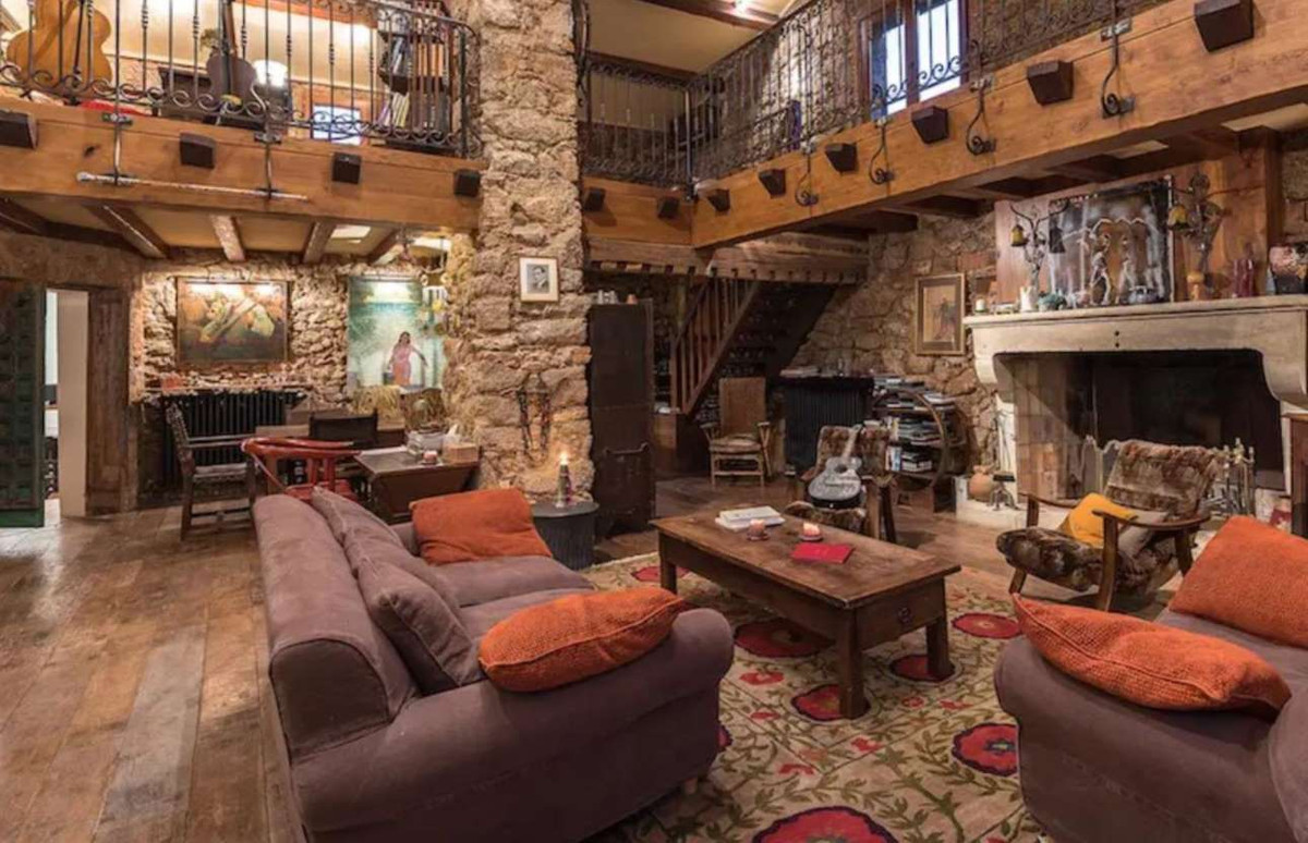 Các không gian sinh hoạt sang trọng, ấm cúng, được trang hoàng với hàng loạt nội thất cầu kỳ, tinh xảo.