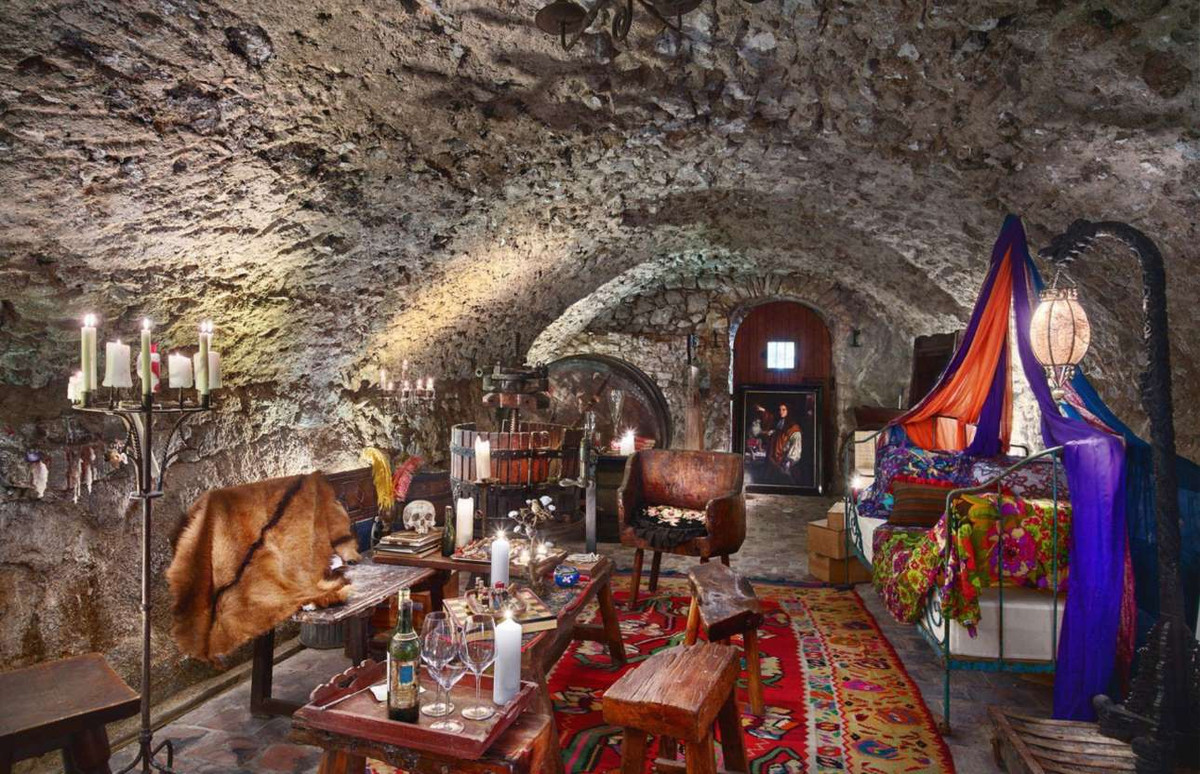 Khu vực giải trí, thư giãn được thiết kế độc đáo với đa dạng màu sắc, hoa văn.