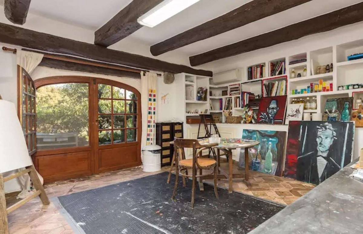 Ngôi làng nhỏ của ngôi sao điện ảnh người Mỹ này còn có một studio hội hoạ.