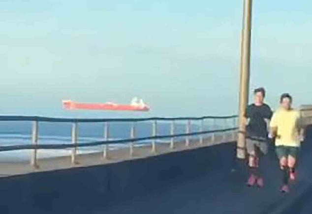 Cảnh con tàu khổng lồ "trôi lơ lửng" trên đường chân trời Canh con tau khong lo