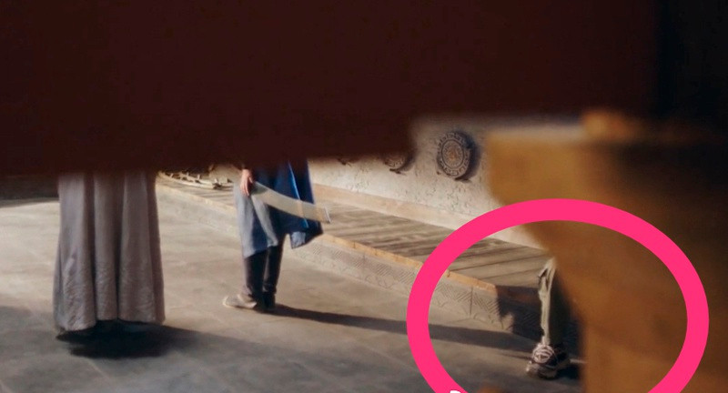 Các tác phẩm cổ trang như Đấu la đại lục, Hữu Phỉ để lọt nhân viên hậu trường vào khung hình.