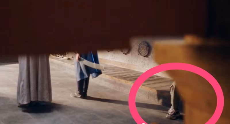 Các tác phẩm cổ trang như Đấu la đại lục, Hữu Phỉ để lọt nhân viên hậu trường vào khung hình.