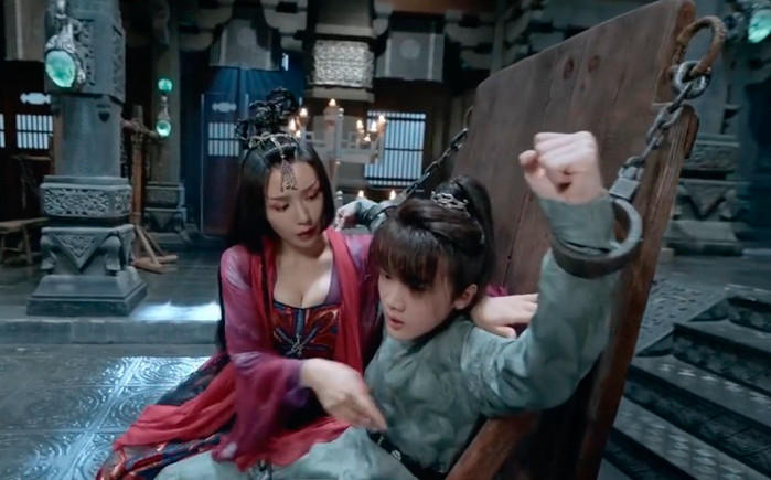 Nhân vật bị xích nhưng chiếc khóa quá rộng không đem lại cảm giác chân thực trong Sơn hà lệnh.