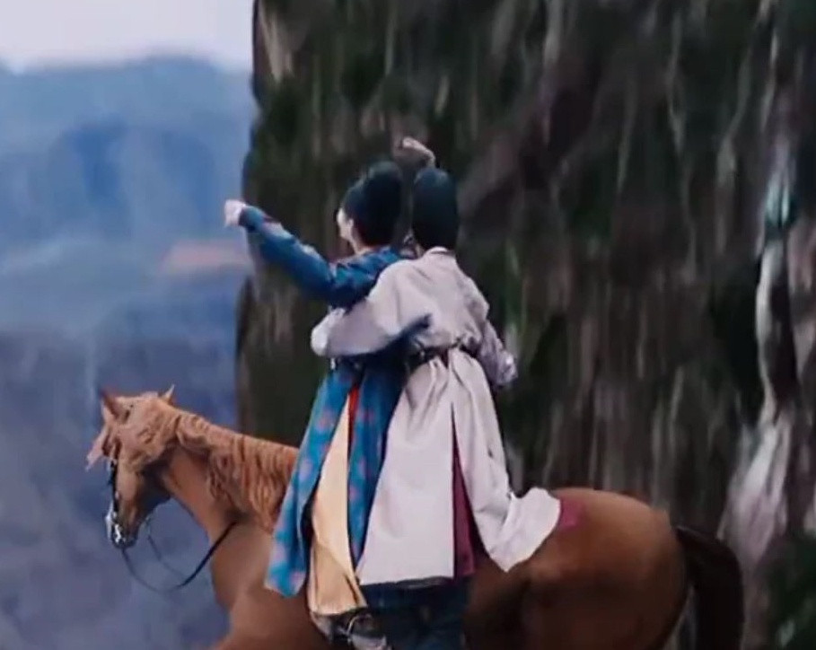 Cảnh rơi xuống vực trong Phong khởi nghê thường (tên khác Đại Đường minh nguyệt) bị chê giả. Trong cảnh quay Bùi Hành Kiệm (Hứa Ngụy Châu đóng) và thái tử chạy trốn sự truy sát của Tào vương trong tập 17, họ cùng đường phải nhảy xuống vực. Bối cảnh vực thẳm được tạo bằng phông xanh nên nhìn không tự nhiên. Nhảy xuống nhưng tóc, quần áo và biểu cảm của diễn viên gần như không có gì thay đổi. Khán giả cũng nhận xét động tác cưỡi ngựa của Bùi Hành Kiệm nhìn giả, ai cũng có thể nhận ra là đang sử dụng đạo cụ thay vì dùng ngựa thật.