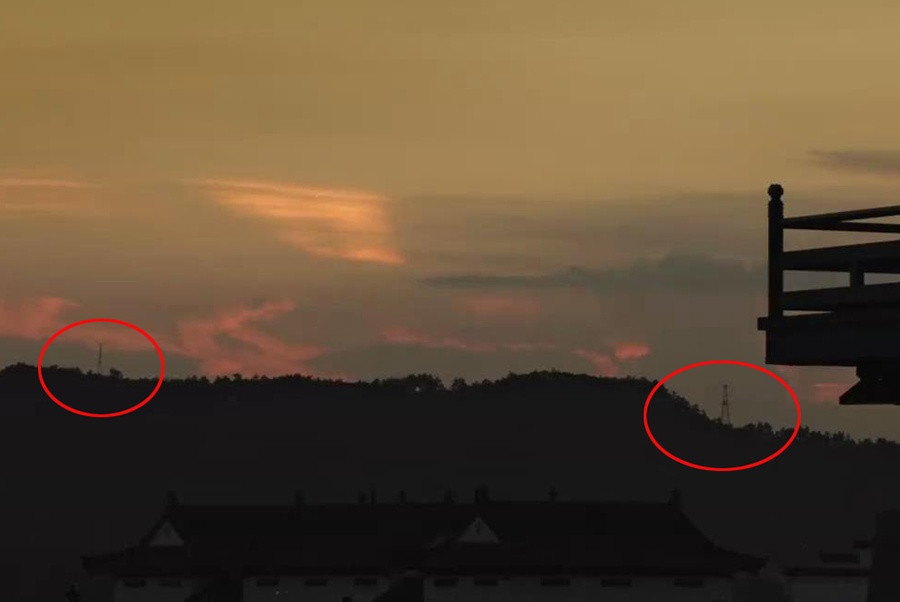 Trong cảnh quay khác của Sơn hà lệnh, khán giả tinh ý nhận ra những cây cột điện được dựng trên đỉnh núi phía xa. Những vật phẩm hiện đại lọt vào khung hình phim cổ trang là lỗi dễ bắt gặp nhất.