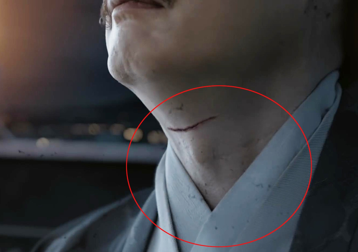 Lỗi logic xuất hiện ngay trong tập 1 của Sơn hà lệnh. Thủ lĩnh Thiên Song Chu Tử Thư (Trương Triết Hạn đóng) giết Lý đại nhân và máu văng ra xung quanh. Tuy nhiên, tới cảnh sau, phần cổ và vạt áo của Lý đại nhân vẫn sạch sẽ.