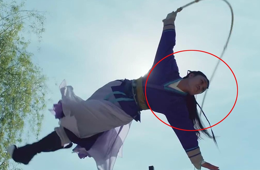 Ngoài ra, phim còn lộ mặt diễn viên đóng thế. Trong ảnh, một nghệ sĩ hành động đang diễn thay nữ diễn viên trẻ Châu Dã trong cảnh quay xoay vòng trên không.