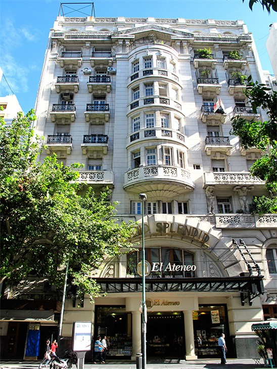 Năm 2008, El Ateneo Grand Spendid được vinh danh là hiệu sách đẹp thứ hai thế giới bởi tờ báo The Guardian nhờ cách bài trí tinh tế và trải nghiệm nhà hát cổ điển những năm 1920. 