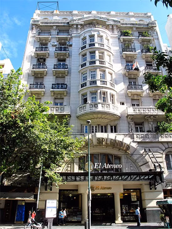 Năm 2008, El Ateneo Grand Spendid được vinh danh là hiệu sách đẹp thứ hai thế giới bởi tờ báo The Guardian nhờ cách bài trí tinh tế và trải nghiệm nhà hát cổ điển những năm 1920. 