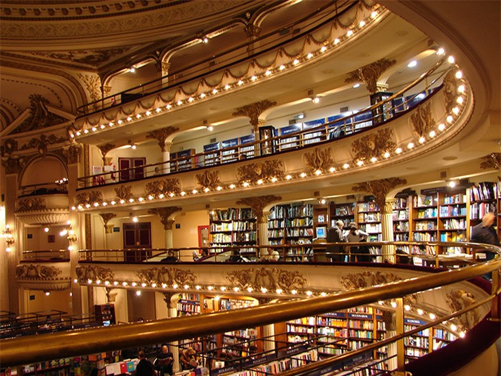 Trước đó, Nhà hát này được cải tạo thành một rạp chiếu phim vào năm 2000 và sau đó trở thành hiệu sách El Ateneo Grand Splendid ngày nay.