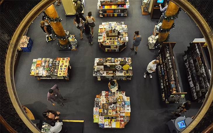 Công trình ấn tượng này ban đầu được thiết kế bởi 2 kiến trúc sư Pero và Torres Armengol, sau đó được Fernando Manzone làm thành rạp chiếu phim.