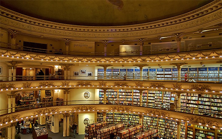 Không gian của hiệu sách khiến những khách hàng có cảm giác như đang được ở trong một cung điện hoành tráng.