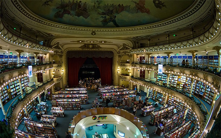 Hiệu sách được cải tạo từ nhà hát Grand Splendid, với tuổi đời gần 100 năm, được xây dựng từ năm 1919.