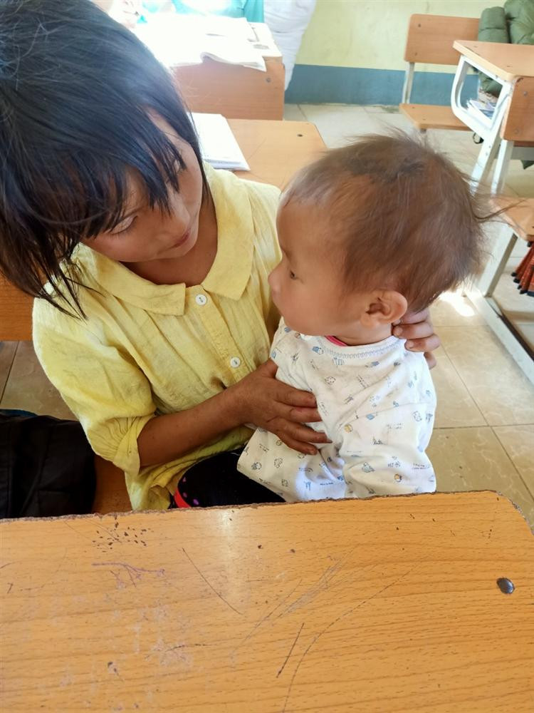 Be gai lop 4 o Lai Chau diu em den truong gay xuc dong-Hinh-3