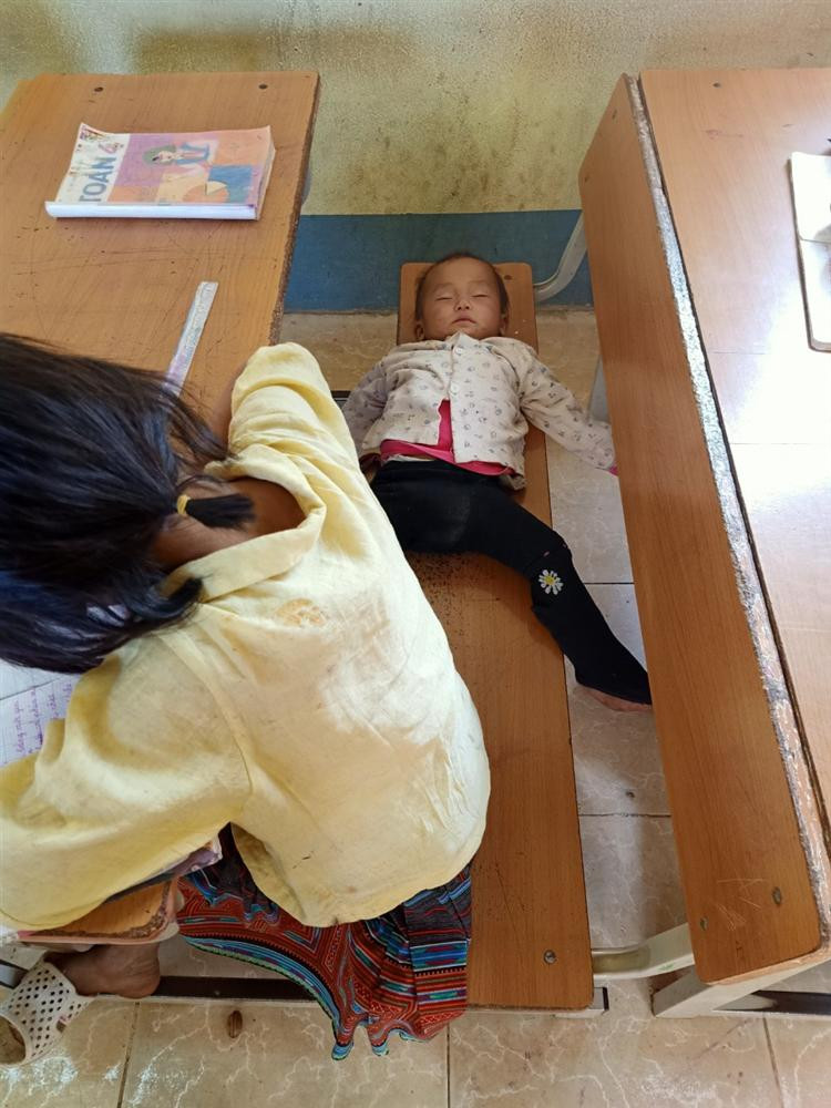 Be gai lop 4 o Lai Chau diu em den truong gay xuc dong-Hinh-5