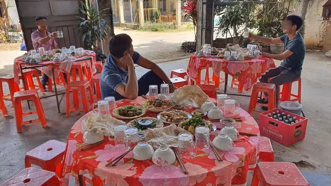 Tiec tat nien e chong cho, moi nguoi mot ban dung cho het co