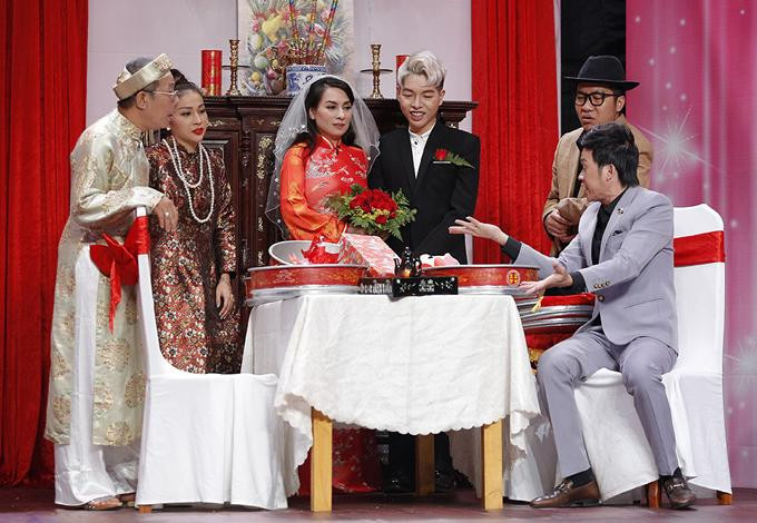 hi Nhung vẫn giữ quan điểm sẽ không kết hôn: “Thật sự, đến già tôi vẫn không kết hôn. Nếu lấy chồng thì tôi đã lấy sớm, chứ giờ lấy làm gì nữa đâu”. Phi Nhung không lấy chồng cũng vì muốn dành hết tình cảm cho Wendy và hơn 20 người con nuôi. Nữ ca sĩ không muốn các con lại “bị một người mẹ bỏ lần thứ 2 nữa". Dù không có được hạnh phúc riêng nhưng Phi Nhung có niềm vui lớn lao là được làm mẹ. Hiện tại, các con của Phi Nhung cầu mong cho nữ ca sĩ sớm khỏe lại.