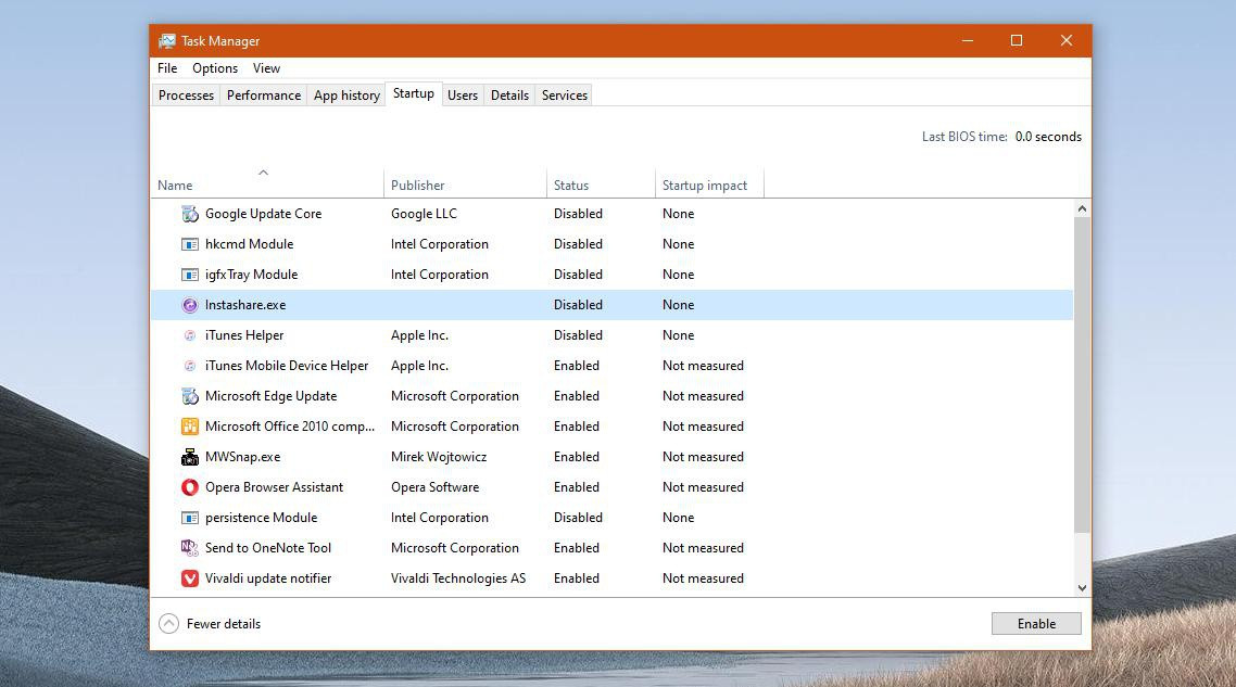 Người dùng Windows và macOS có thể kiểm tra, tắt ứng dụng chạy nền với các công cụ có sẵn như Task Manager và Activity Monitor. Bạn cũng có thể tắt tính năng tự bật ứng dụng khi máy tính khởi động bằng cách vào phần cài đặt của từng phần mềm hoặc vào Task Manager &gt; Startup (trên Windows), System Preferences &gt; Users &amp; Groups &gt; Login Items (trên macOS). Ảnh: Softpedia.