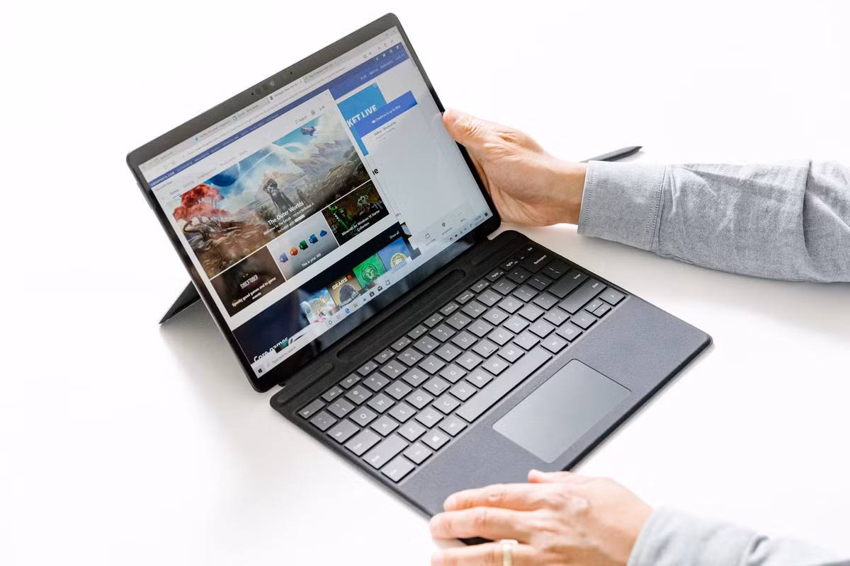  Giảm ứng dụng chạy nền. Một số ứng dụng trong thiết bị thường chạy ở chế độ nền (không hiện cửa sổ nhưng vẫn hoạt động). Hiệu năng và tài nguyên máy sẽ bị giảm nếu số ứng dụng chạy nền quá nhiều, do đó người dùng nên kiểm tra, giảm lượng ứng dụng chạy nền để đảm bảo hiệu năng thiết bị luôn ổn định. Ảnh: New York Times.