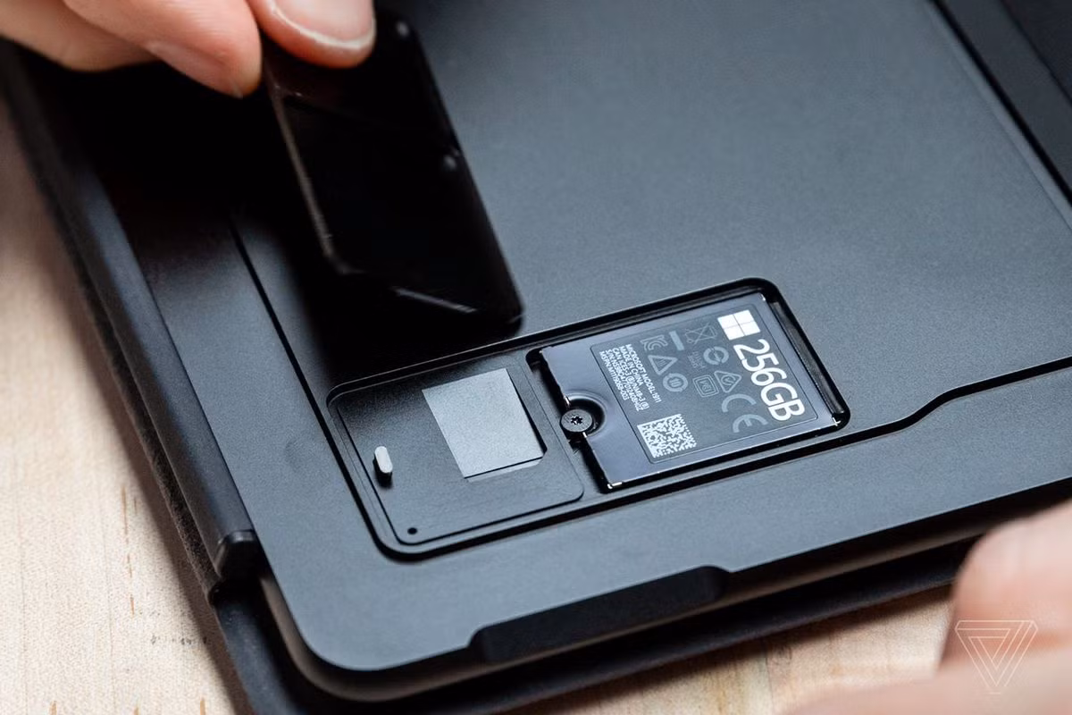  Xóa file không cần thiết. Giống như việc cài nhiều ứng dụng, lưu một lượng lớn dữ liệu trên ổ cứng sẽ ảnh hưởng đến không gian hoạt động của hệ điều hành. Người dùng nên thường xuyên kiểm tra và xóa những file không cần thiết, đảm bảo ít nhất 20% dung lượng trống trên ổ cứng để thiết bị hoạt động mượt mà. Ảnh: The Verge.