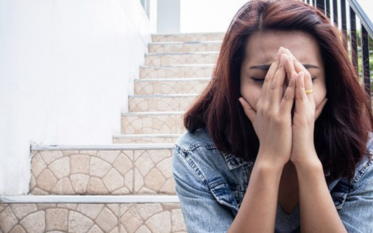 Nhin me chong kho so ben mam com, toi khong kim duoc nuoc mat