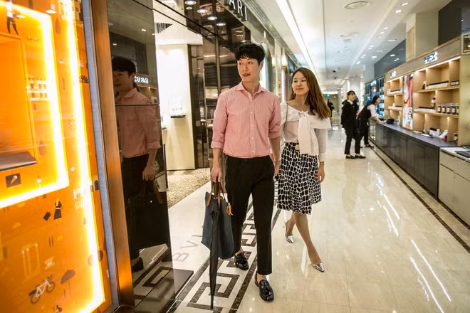 Gioi tre Han thue tu ga giuong den nhung chiec tui xach hang hieu