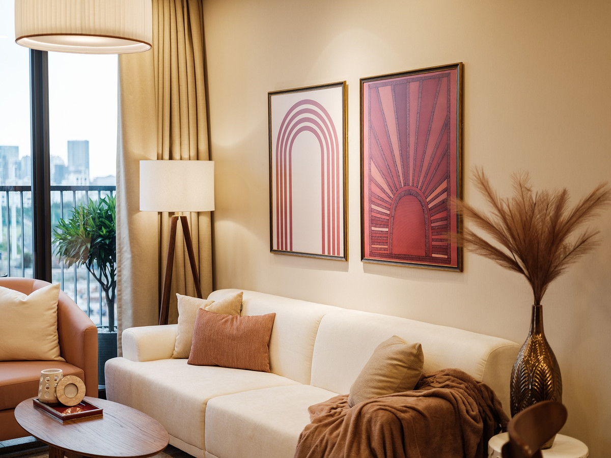 Tên gọi “thơm mùi bơ sữa” lấy cảm hứng tông màu chủ đạo của căn hộ. 60% không gian được bao phủ bởi gam màu be, kết hợp 30% màu gỗ óc chó và điểm xuyết 10% màu hồng phấn, đỏ mận nhằm tạo không khí ấm áp, ngọt ngào.