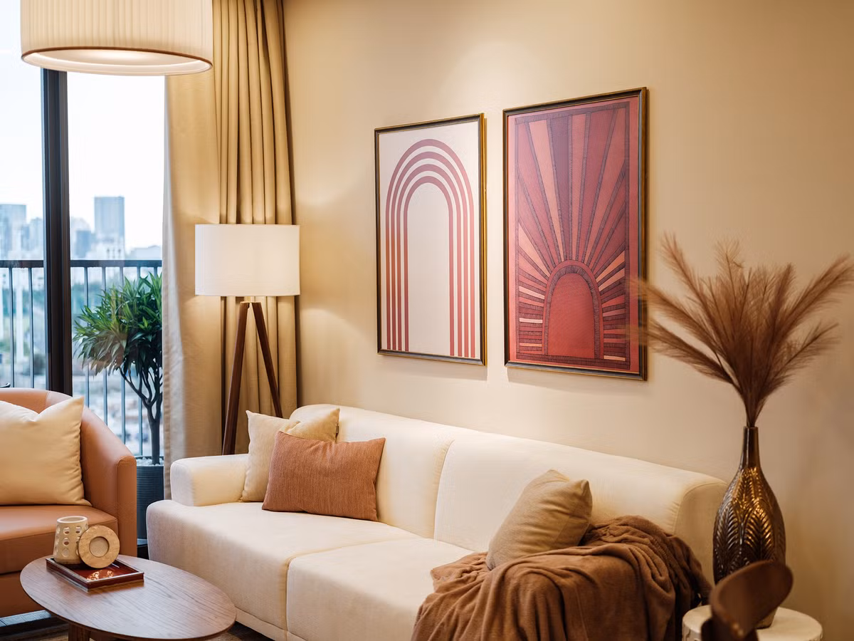 Tên gọi “thơm mùi bơ sữa” lấy cảm hứng tông màu chủ đạo của căn hộ. 60% không gian được bao phủ bởi gam màu be, kết hợp 30% màu gỗ óc chó và điểm xuyết 10% màu hồng phấn, đỏ mận nhằm tạo không khí ấm áp, ngọt ngào.