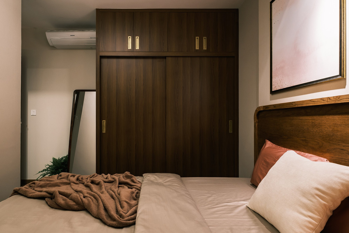 Phòng ngủ sử dụng dàn nội thất đơn giản, nhiều nét bo tròn, đầy đặn để tăng thêm sự ấm cúng.