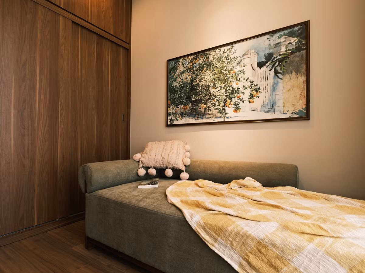 Gia chủ có thể sử dụng ghế sofa để nghỉ ngơi ngắn trong lúc làm việc.