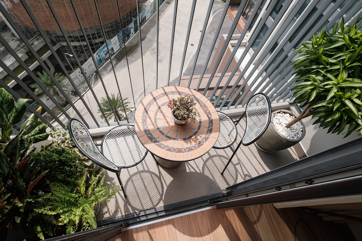 Bàn cafe ngoài trời làm từ trụ xi măng phối mosaic, giúp nâng cao công năng sử dụng và khả năng bền lâu với thời gian.