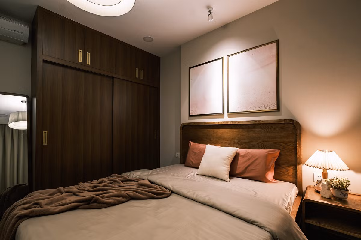 Phòng ngủ được trang trí nhiều bức tranh màu be, hồng.