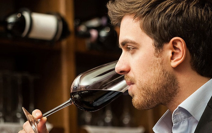 Chỉ ăn rồi ngồi thử rượu cũng bỏ túi cả đống tiền Chi an roi ngoi thu ruou cung bo tui ca dong tien