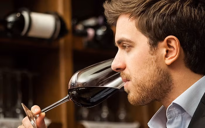 Chi an roi ngoi thu ruou cung bo tui ca dong tien